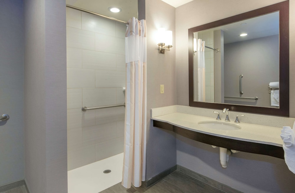 Room, 2 Queen Beds, Accessible (Roll-In Shower) - Photo 5