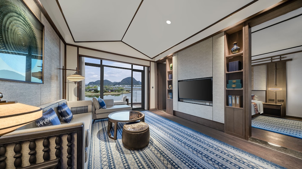 Deluxe Suite - Lake View photo 2
