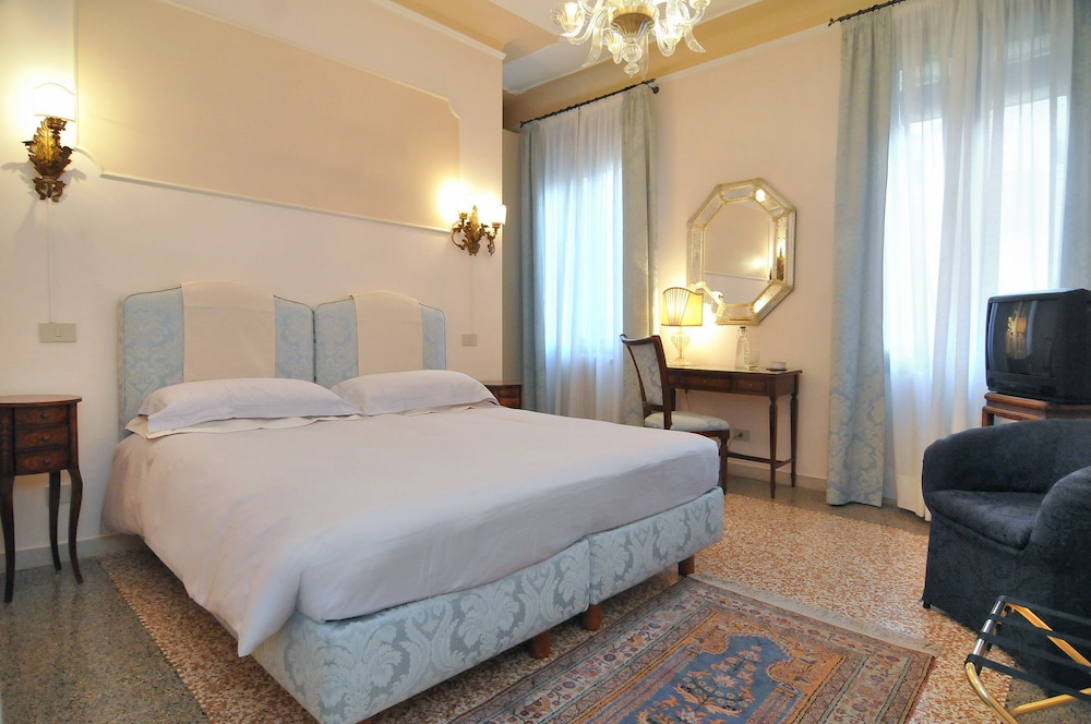 Superior Double or Twin Room photo 3