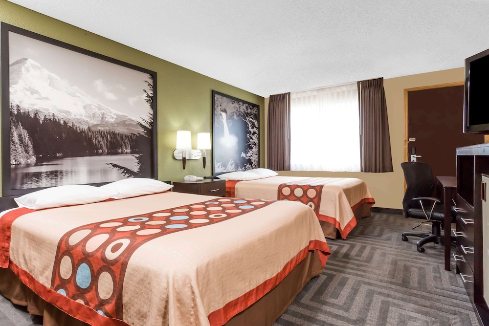 Room, Multiple Beds, Refrigerator - Photo 1