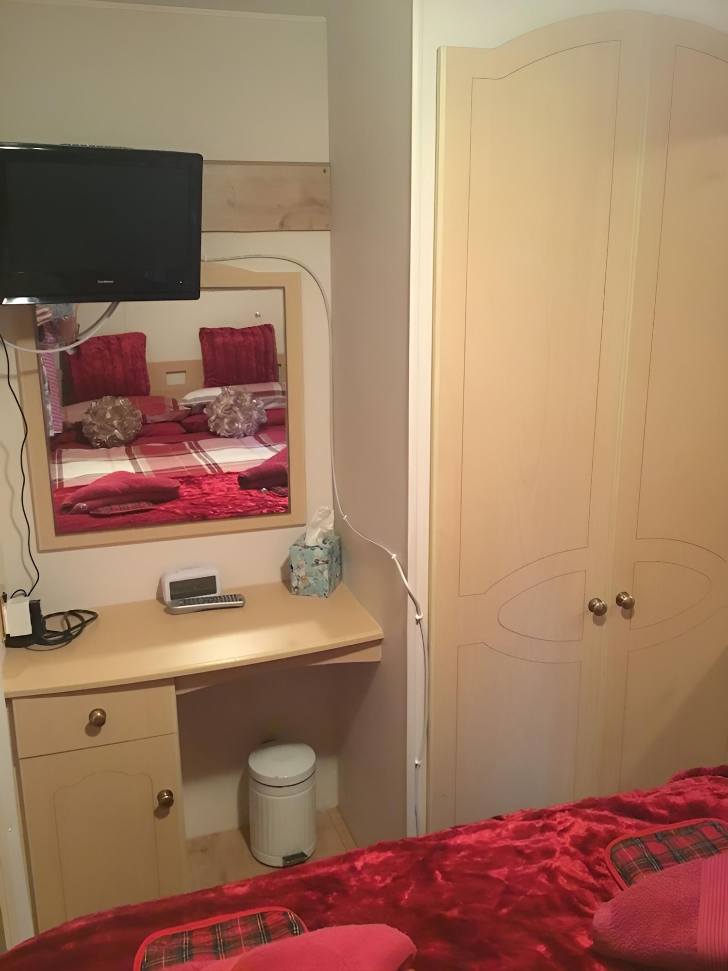 Static Room, 3 Bedrooms photo 2