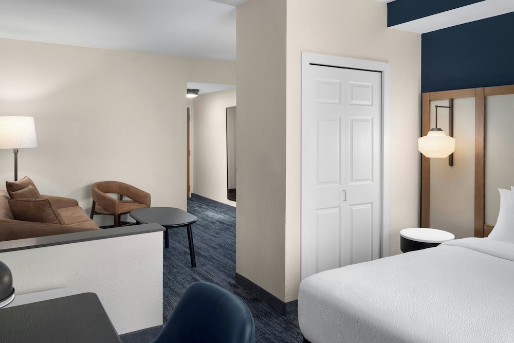 Suite, 1 King Bed with Sofa bed (Mobility/Hearing Accessible, Tub)