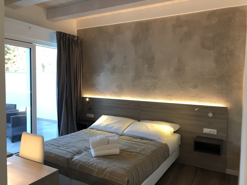 Basic Double or Twin Room, Patio - Photo 11