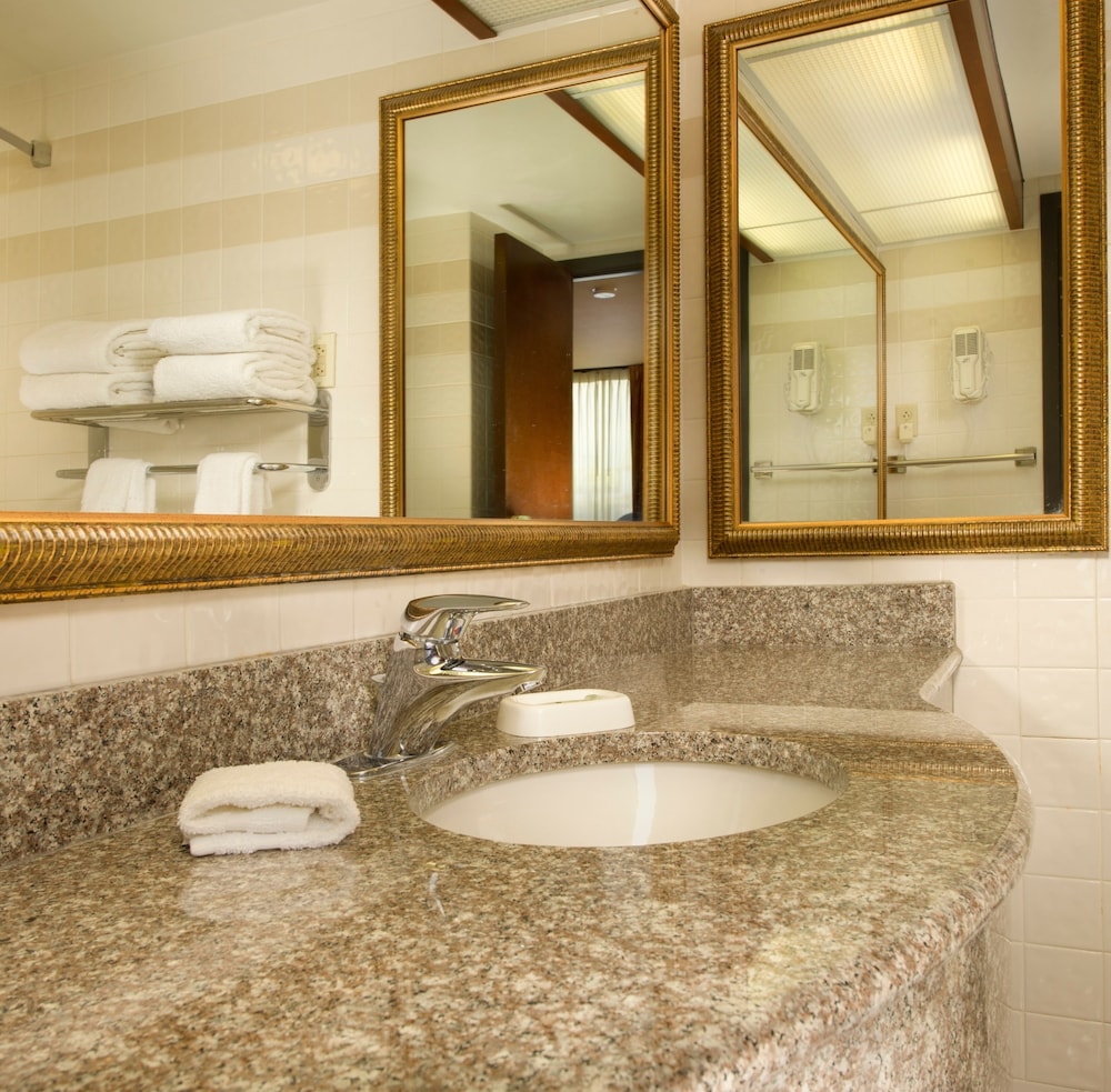 Deluxe Room, 2 Queen Beds, Refrigerator & Microwave photo 2