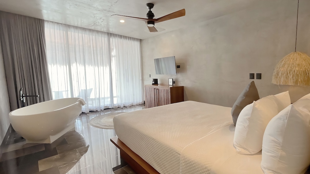 Deluxe Room, 1 King Bed, Bathtub, Lagoon View