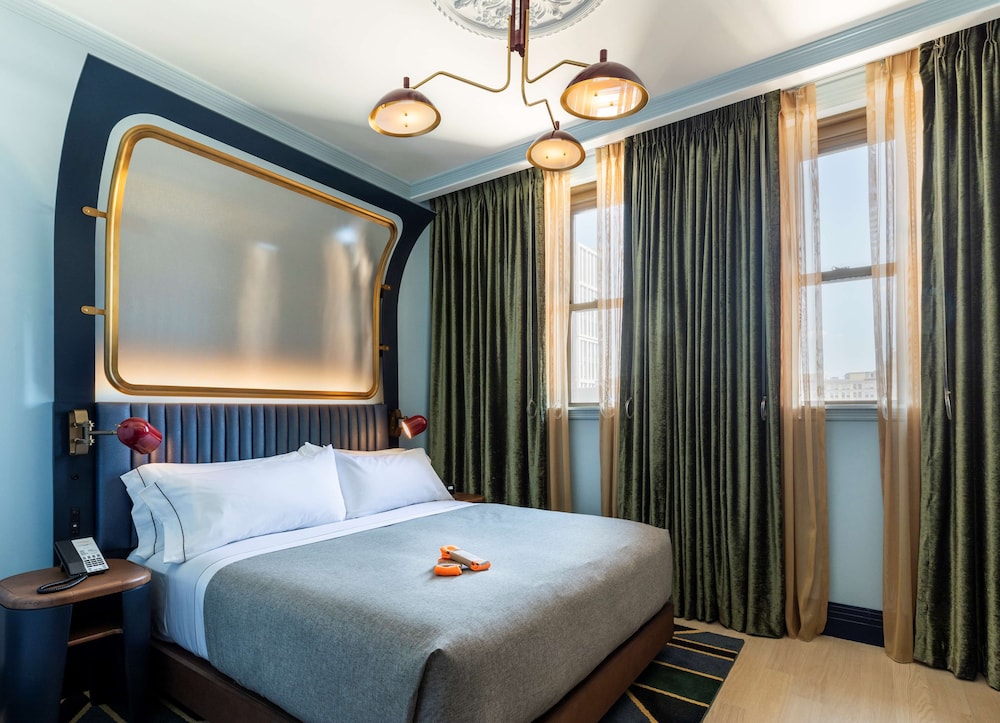 Premium Room, 1 King Bed, Accessible (Roll-In Shower) - Photo 4