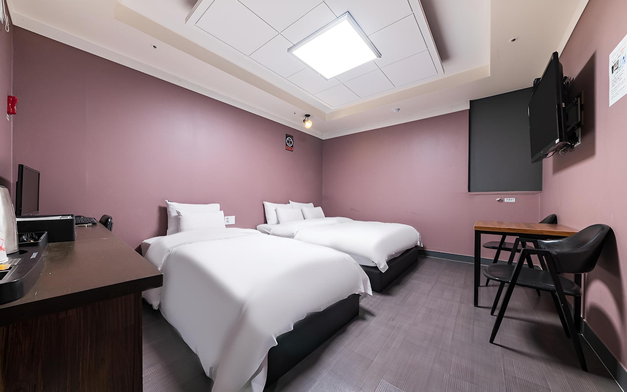 Room (Twin Room B (double & single Netflix )