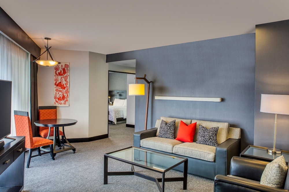Premium Suite, 1 King Bed with Sofa bed, Corner photo 3