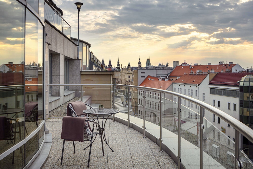 Club Suite, 1 Bedroom, Smoking, Balcony