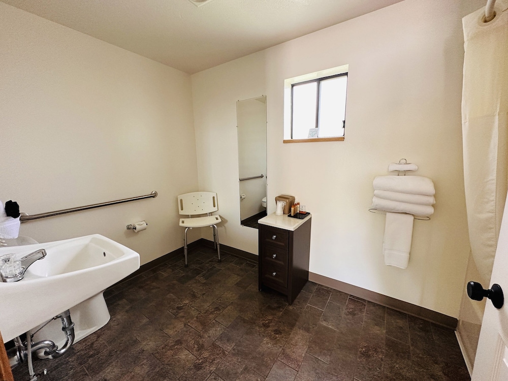 Double Room, 2 Queen Beds, Accessible photo 3