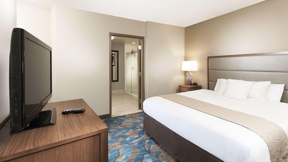 Executive Suite, 1 King Bed, Two Rooms - Photo 6