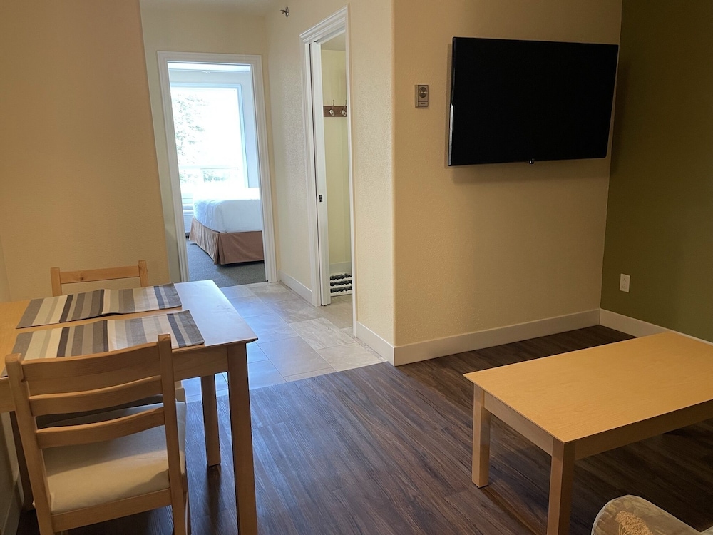 Suite, 1 King Bed, Non Smoking - Photo 3