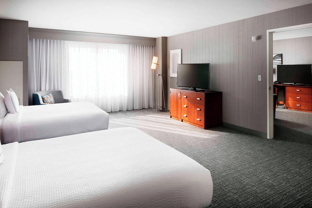 Room, 2 Queen Beds (Mobility/Hearing Access, Roll-In Shwr)