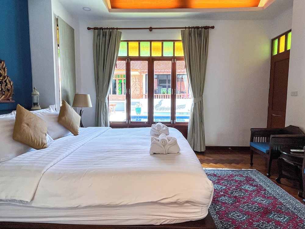 Superior Villa, 1 King Bed, Kitchenette, Pool View photo 3
