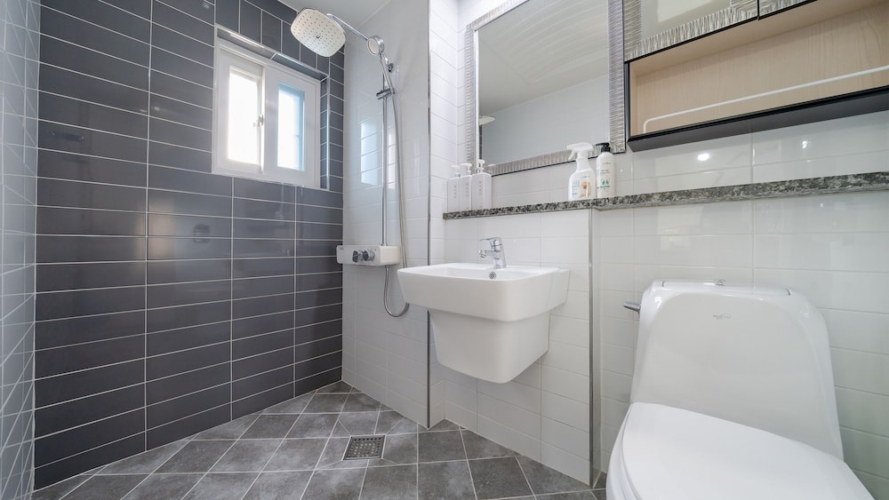 Basic Room, 1 Bedroom (white 201) - Photo 2