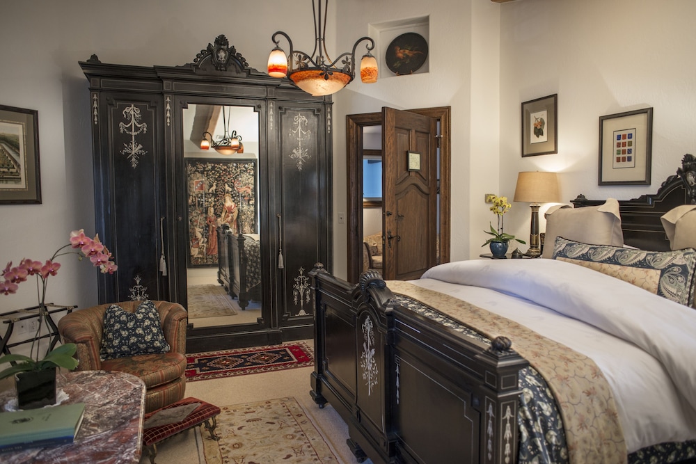 Romantic Room, 1 King Bed (The Saffron Room) photo 1