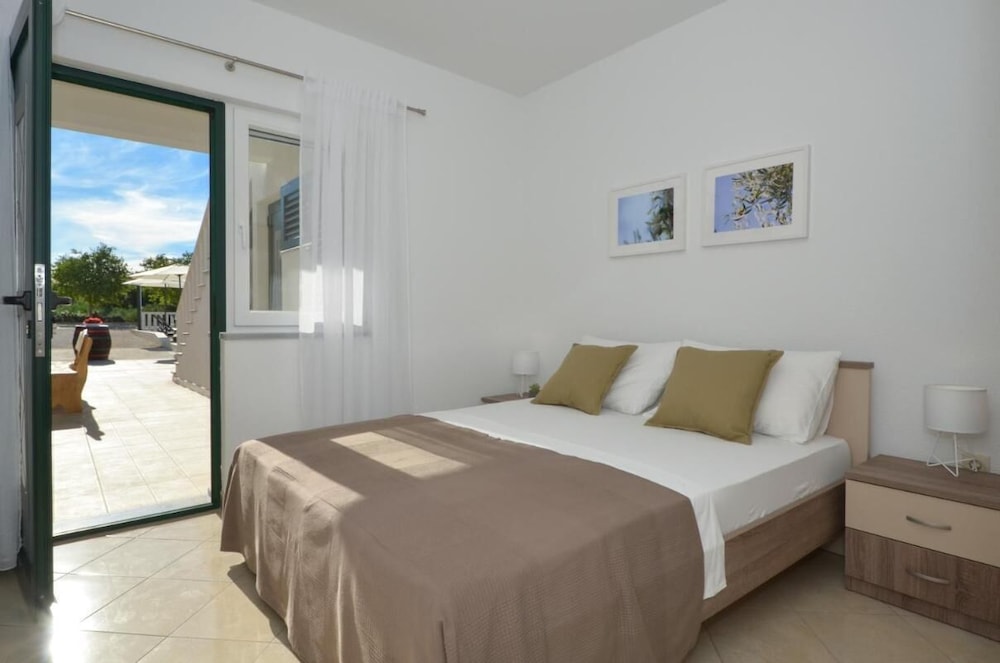 House, 4 Bedrooms, Accessible, Smoking photo 1