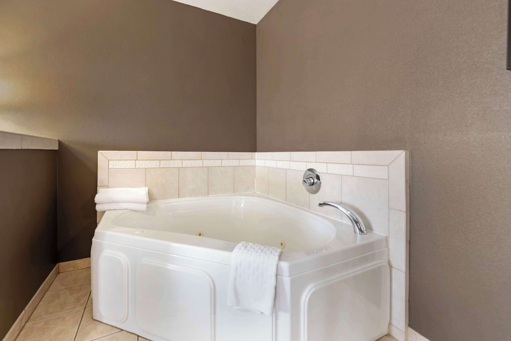 Suite, 1 King Bed, Non Smoking, Jetted Tub - Photo 4