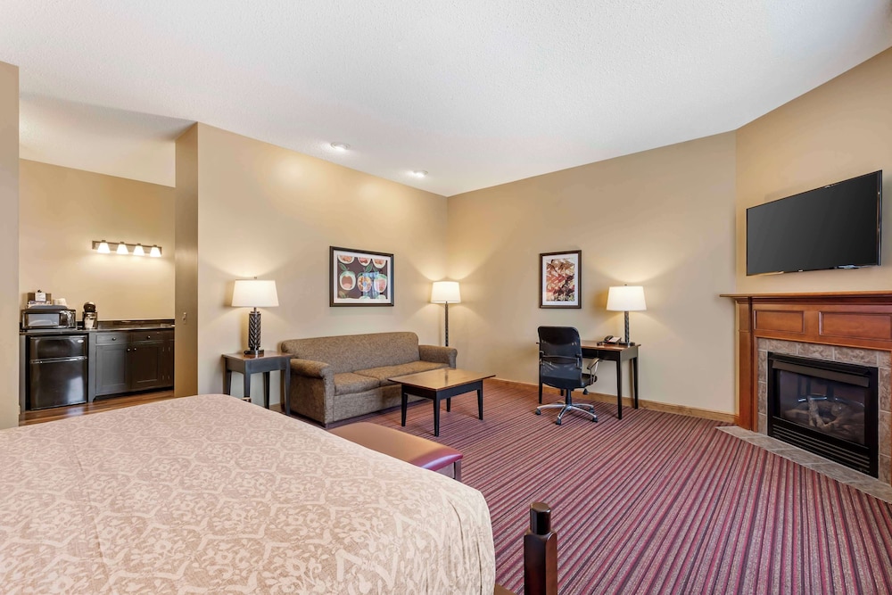 Suite, 1 King Bed, Non Smoking, Jetted Tub (with Sofabed) photo 3