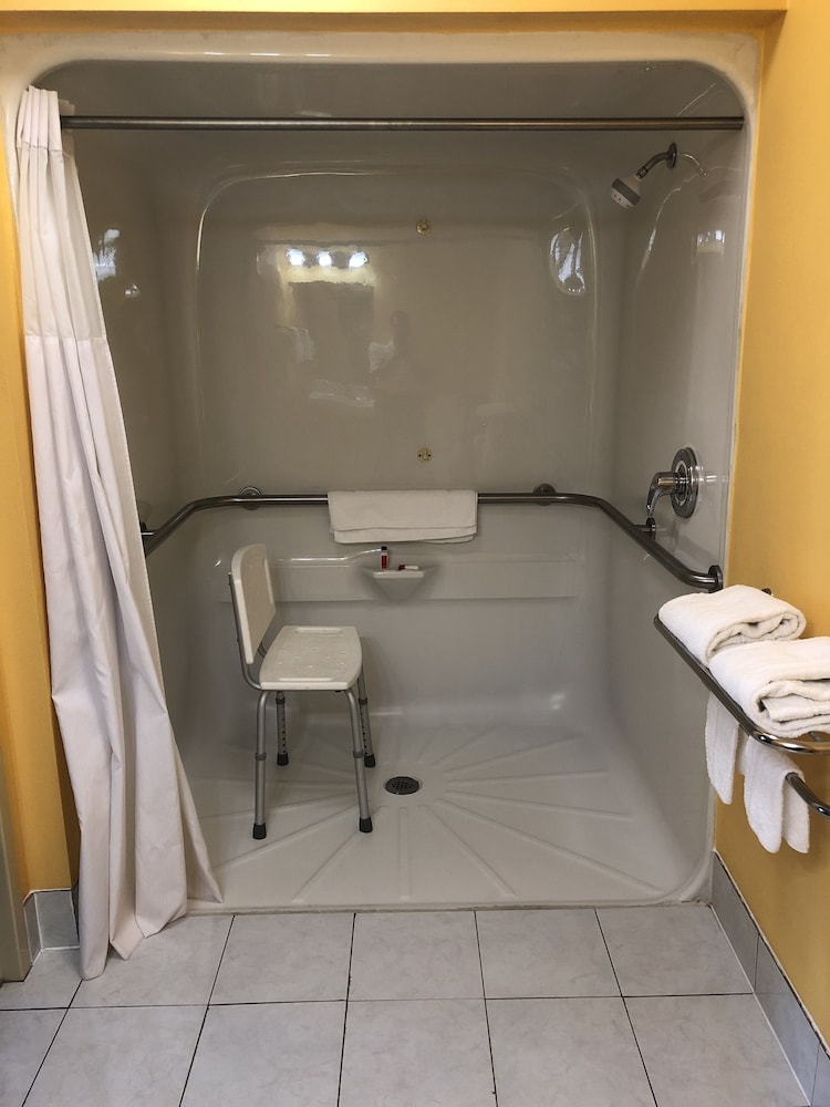 Room, 1 King Bed, Accessible, Non Smoking - Photo 5