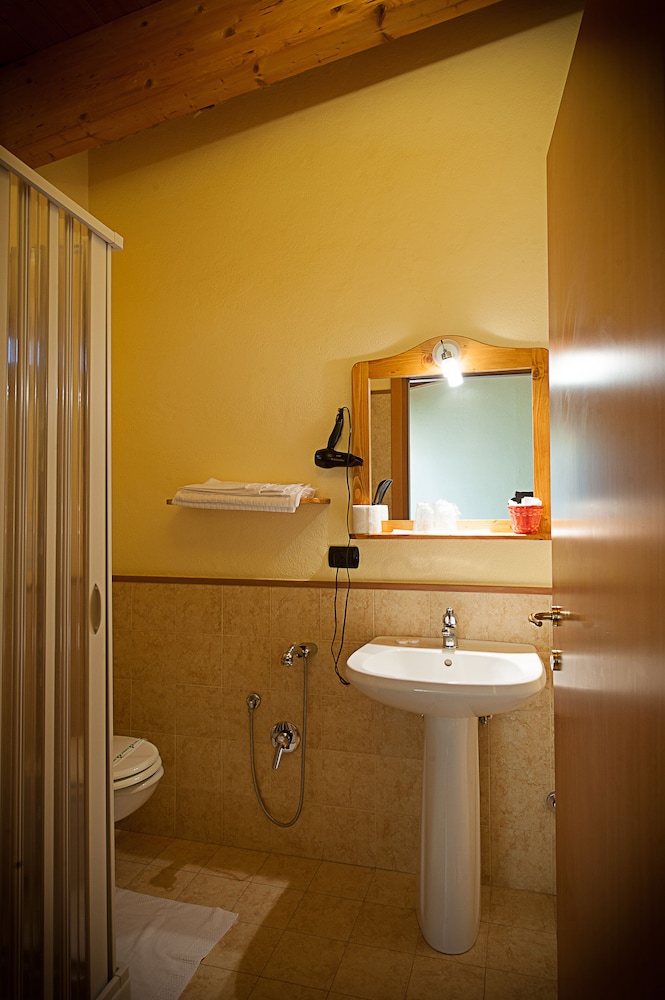 Double or Twin Room - Photo 7