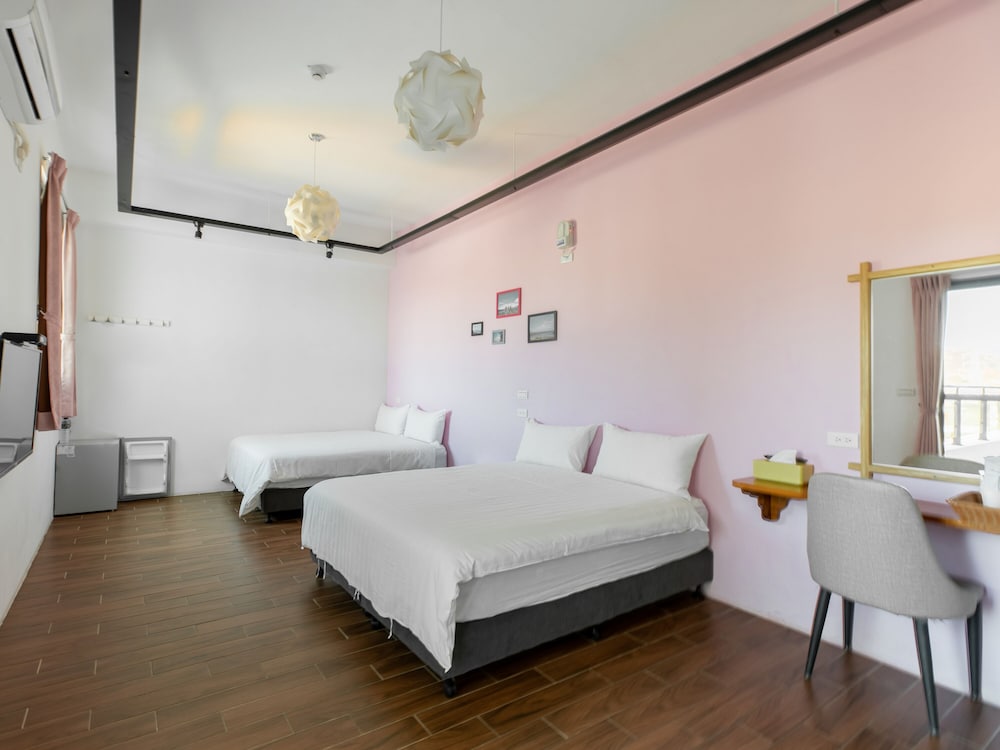Family Room, Balcony - Photo 9