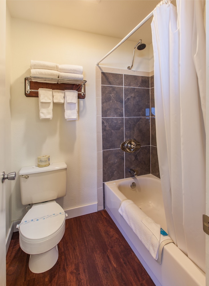 Double Queen Bed with Kitchenette (No Pets Allowed) photo 3