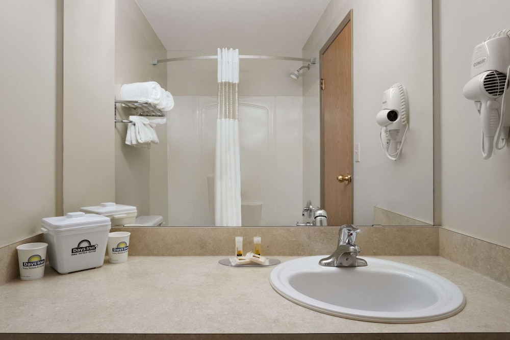 Suite, 1 King Bed, Refrigerator - Photo 2