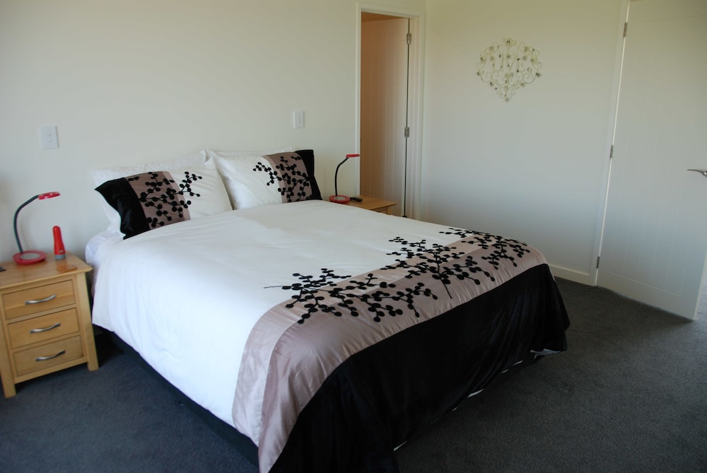 Luxury Suite, 1 Queen Bed, Non Smoking photo 2