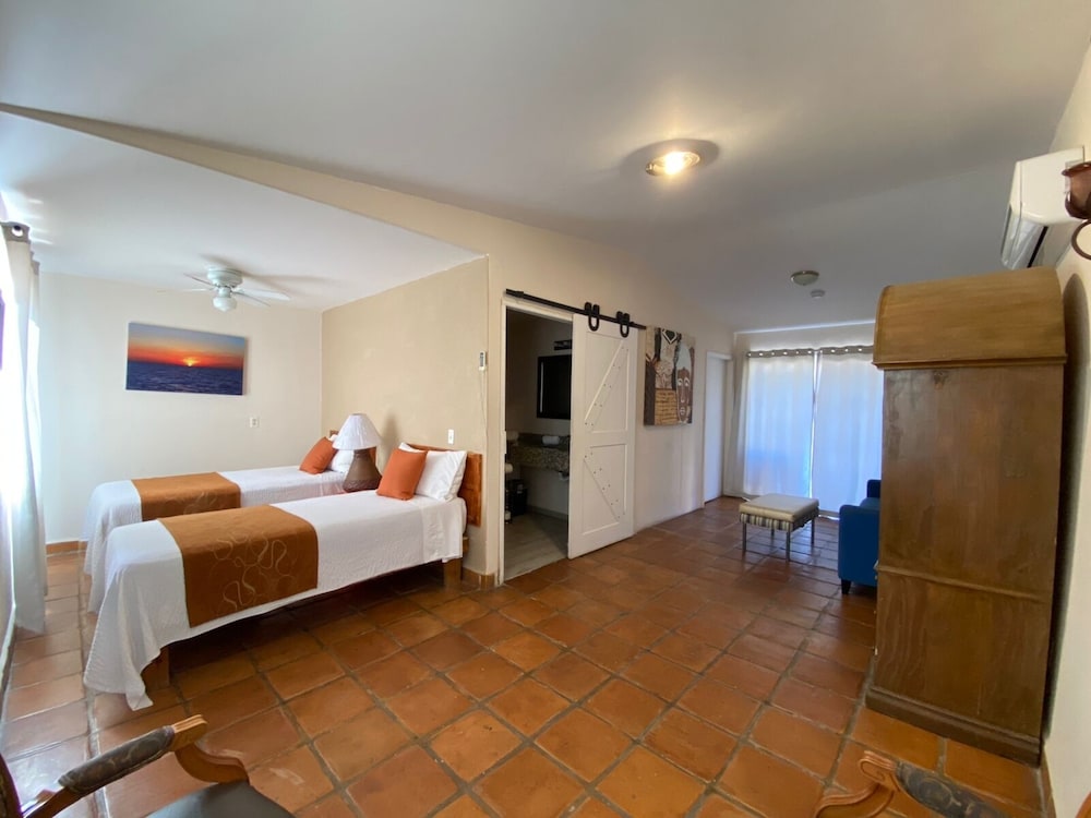 Standard Room, Multiple Beds, Pool View