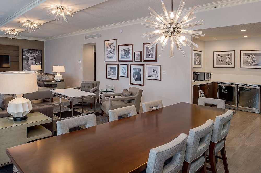Room, Executive Level (Parlor) photo 3