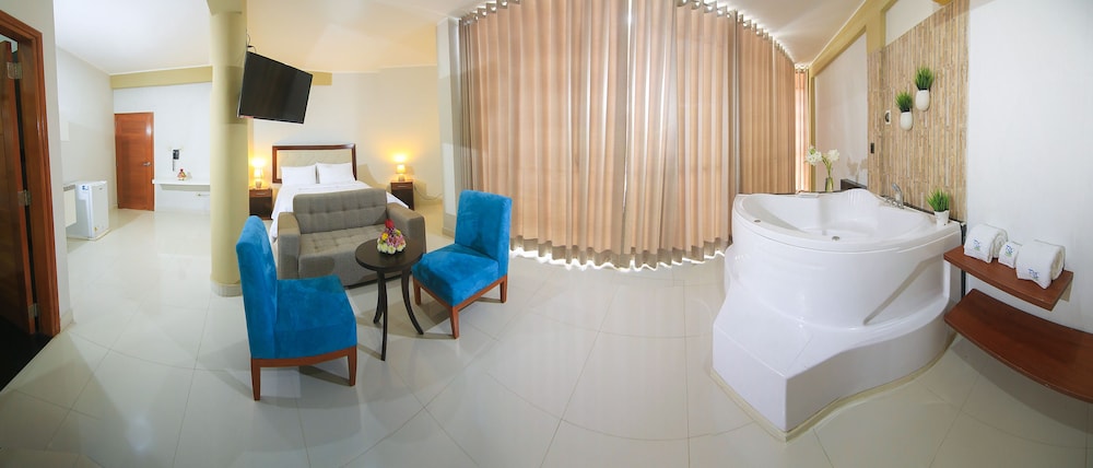 Senior Suite, Hot Tub photo 3