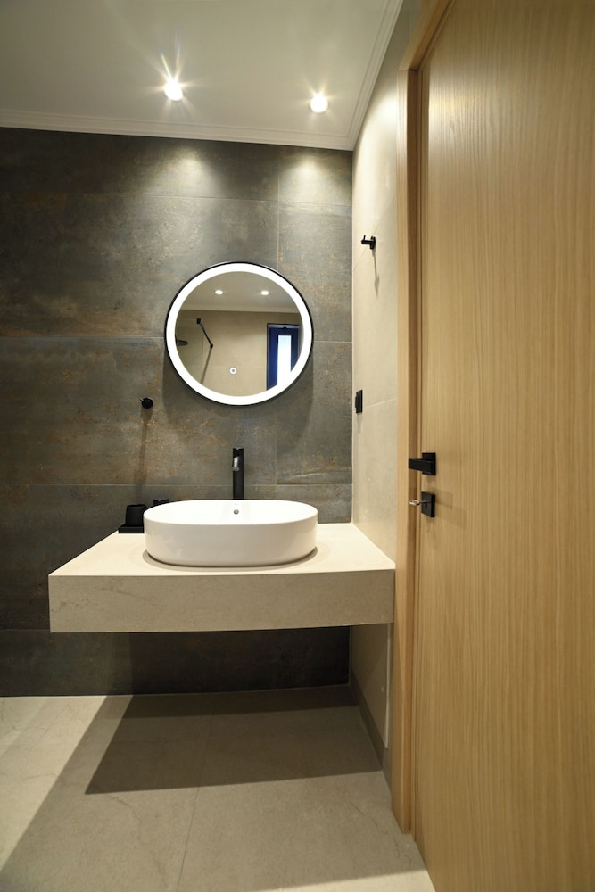 Deluxe Double / Twin Room with Side Sea View - Photo 6