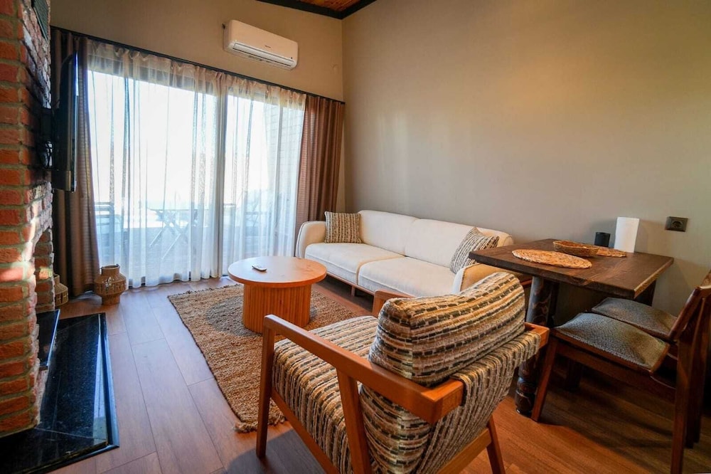 Junior Garden Villa with Heated Pool - Photo 11