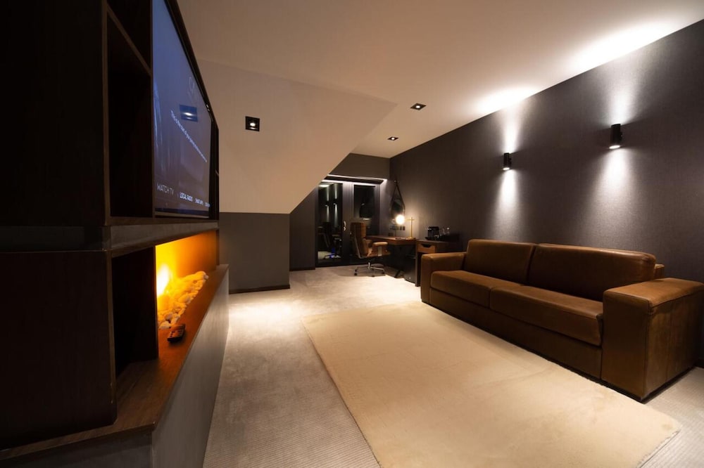 Signature Suite - Photo 2