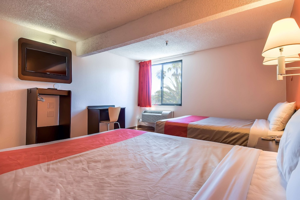 Standard Room, 2 Queen Beds, Non Smoking, Refrigerator & Microwave photo 1