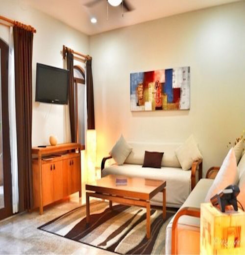 Suite, 3 Bedrooms - Photo 3