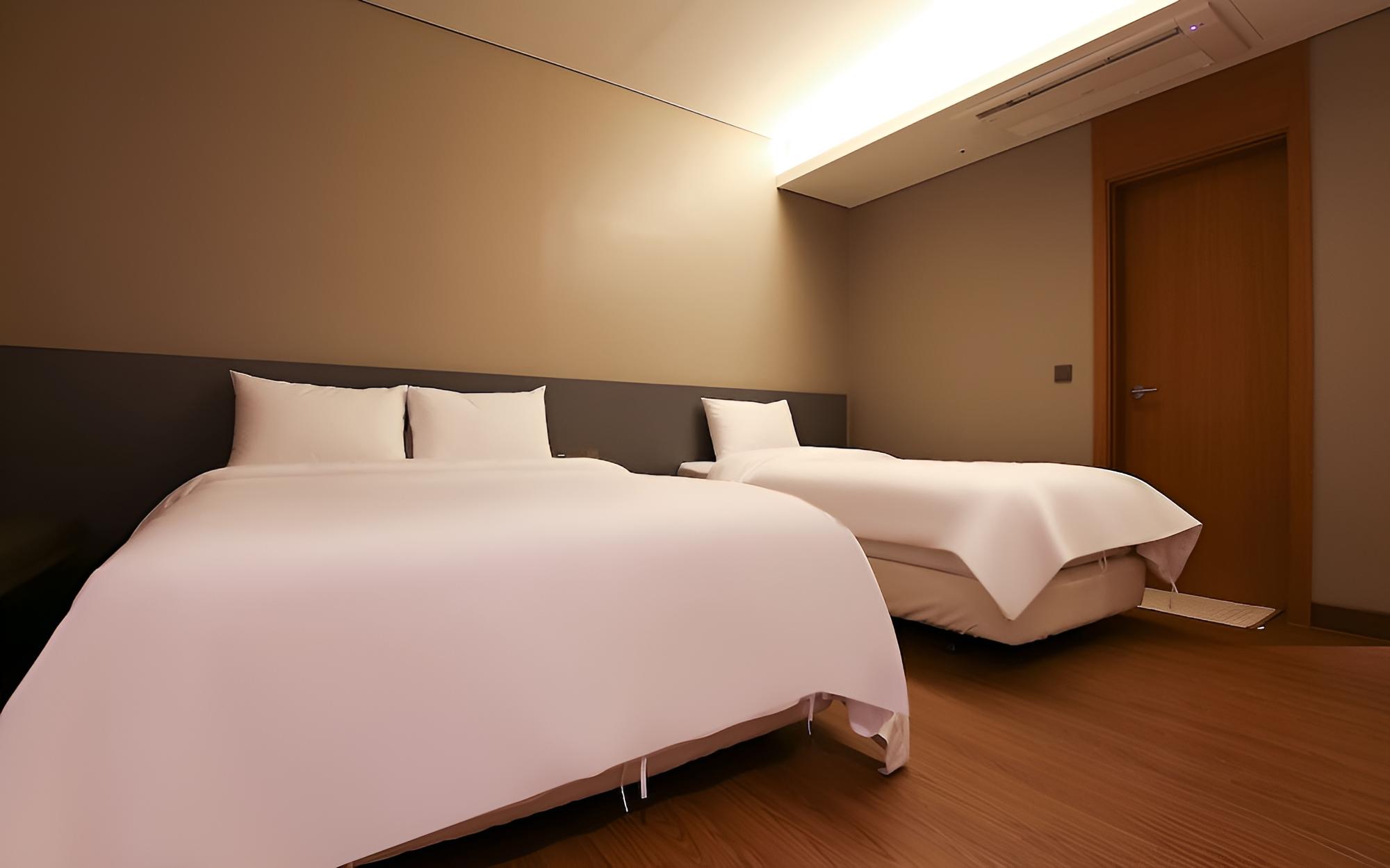 Room (Deluxe (Twin Bed)) - Photo 2