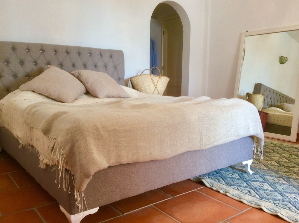 Romantic Double Room, 1 Queen Bed, Non Smoking, Partial Ocean View photo 1