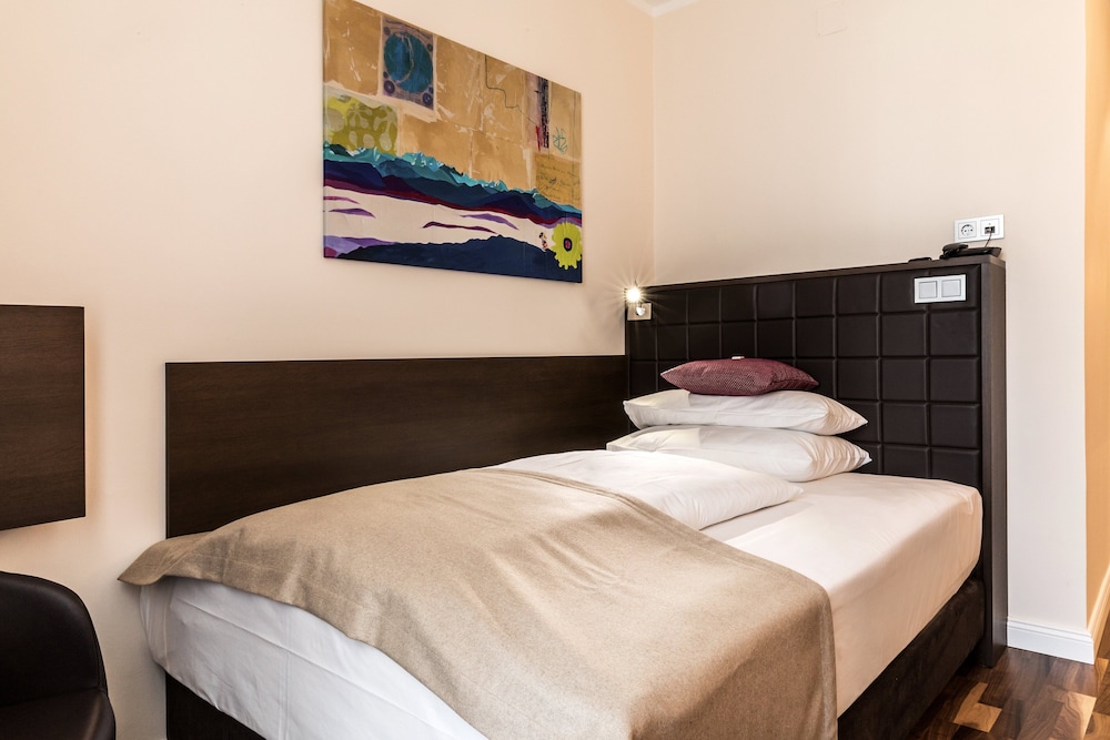 Available room thumbnail 6