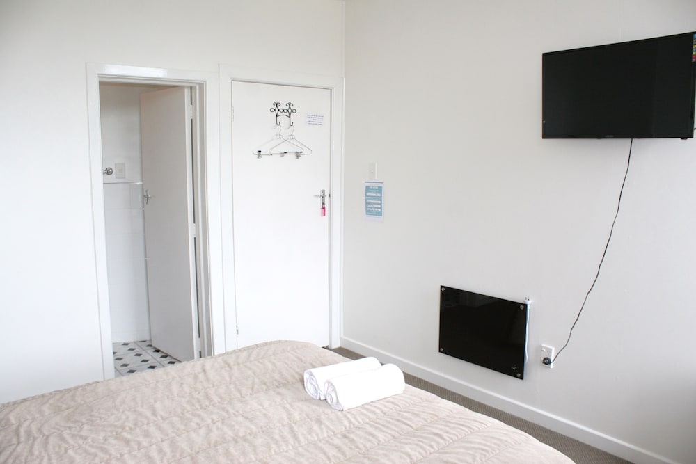 Room 9 Ensuite Queen photo 2