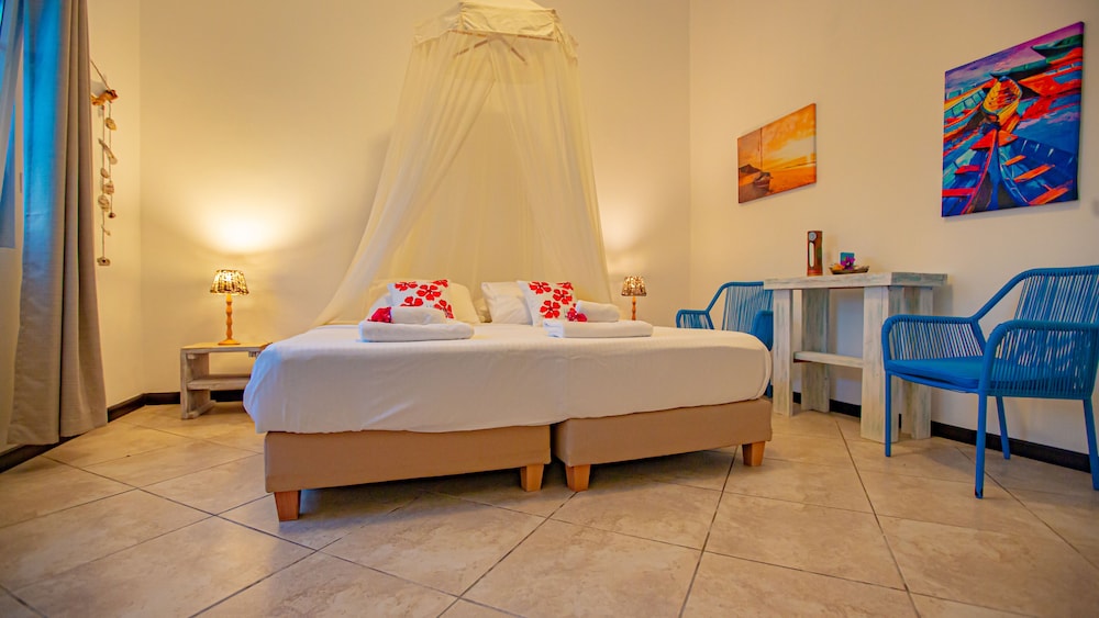 Double Room, 1 King Bed, Private Bathroom, Garden View photo 2