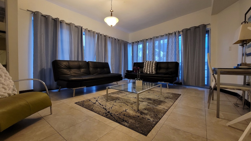 One-Bedroom Direct Ocean View & Balcony