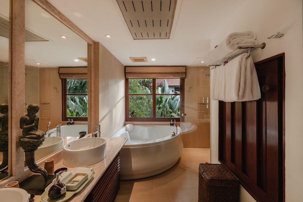 Room, 4 Bedrooms (Oceanfront Pool Residence With Stairs) photo 2