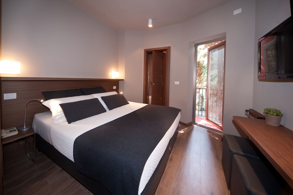 Basic Double Room, Balcony photo 2