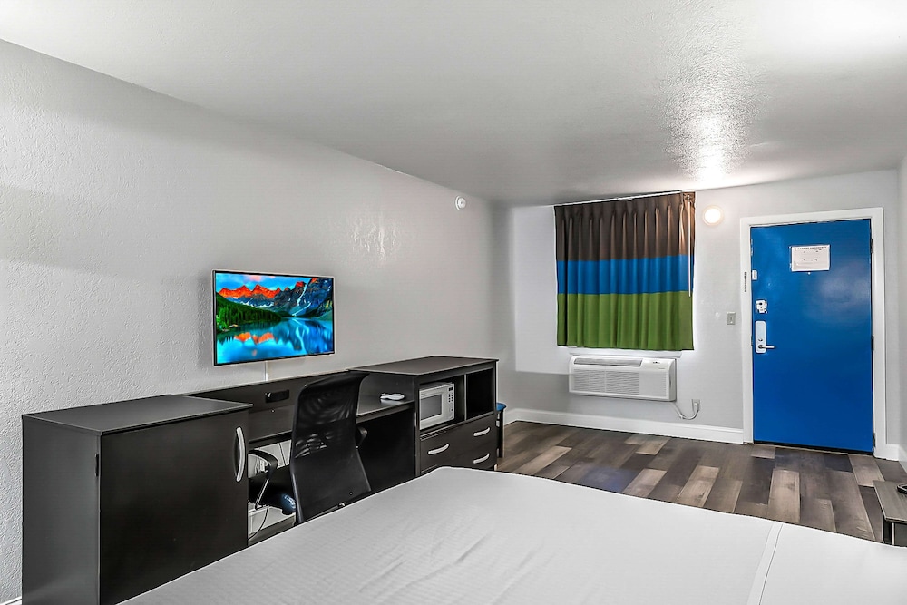 Standard Room, 1 King Bed, Accessible, Non Smoking - Photo 2