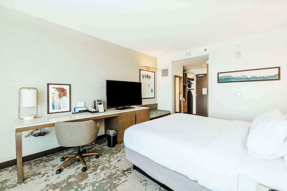 One-Bedroom Premium King Suite with In-Room Drinks and Snacks