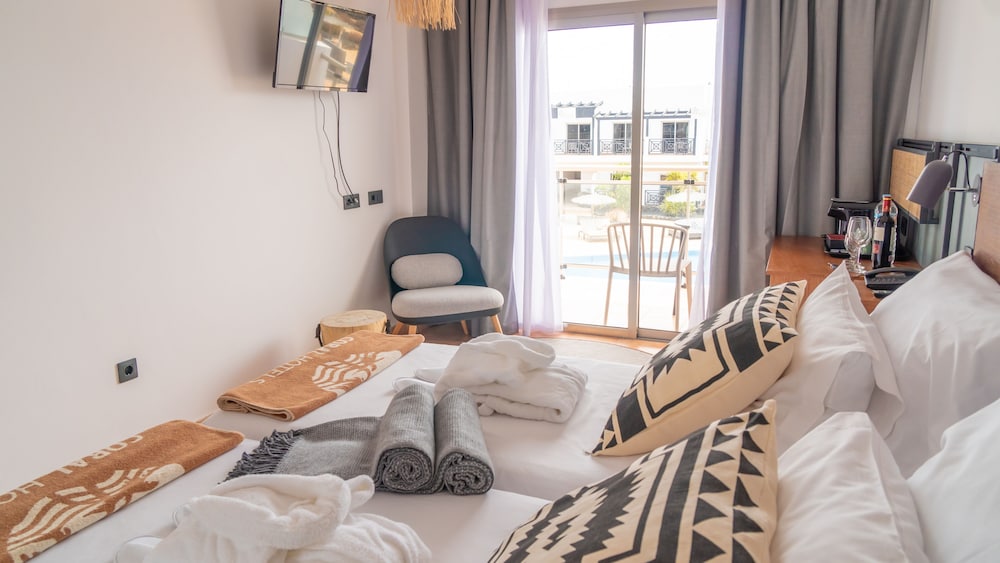 Habitación Premium con vista a la piscina (3 Adultos)
