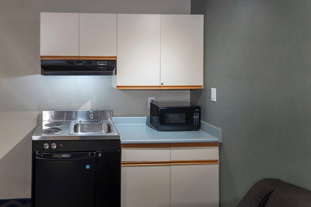 Two Queen Bed Kitchenette - Photo 3