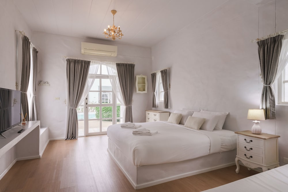 Pool Villa (3 King Beds) photo 2